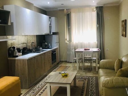 Ofrohet me qera Apartament, 2+1+verande, i mobiluar i ri tek Rezidenca “Shopi”, Elbasan