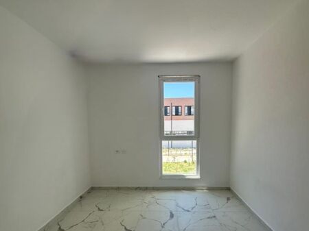 Jepet zyre me qira  Univers City, perballe shkolles Post parkimi ne cmim