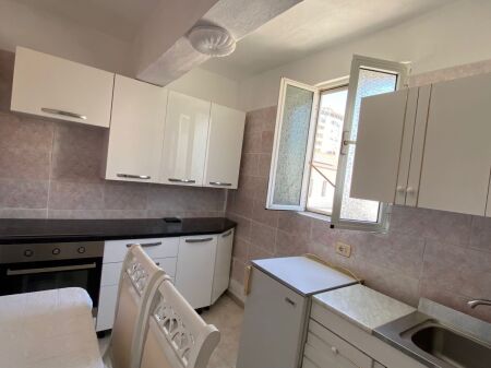 VENDESI APPARTAMENTO 3+1 PALAZZO ESISTENTE, TASSE CENTRO DURRES 120000 EURO