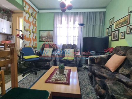 Apartament 1+1 ne Shitje te Komuna e Parisit ne Tirane