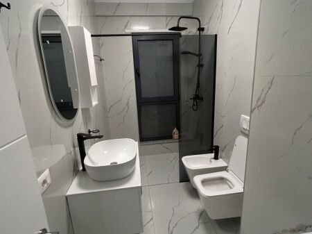 Bulevardi i Ri, jepet me qera apartament 1+1 totalisht i arreduar.