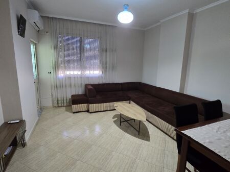 Jepet apartament me qera 2+1 ne qender