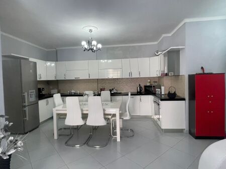 🏡 **JEPET ME QERA APARTAMENT 2+1 PRANË KAZAZIT**