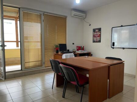 ● Me Qera: ZYRË 197 m² me 2 🚾📍DON BOSKO (Përballe Kishës Katolike) ⛪️ Kati 2, Ndarë në 7 Ambiente Pune + Depo | Çmimi: 850€ NETO/Muaj 🔥