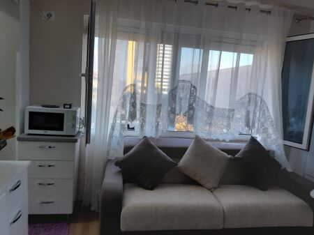 Jepet me qera apart 1+1 te Piazza ne Qender