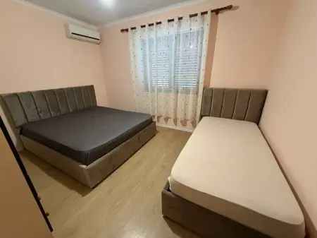 Jepet me qira 1+1 prane rruges se Elbasanit 550 mije leke