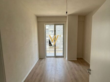 VENDESI APPARTAMENTO 3+1+2+BLK PRESSO IL COMUNE DI PARIGI 375.000 EURO