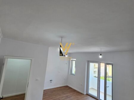 SHITET APARTAMENT 1+1+BLK TE SHKOLLA E KUQE 16.000.000 LEKE