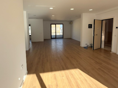 🏢 JEPET ME QIRA AMBIENT ZYRE, KOMPLEKSI DELIJORGJI