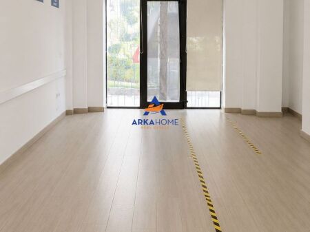 JEPET DYQAN ME QERA BUZE RRUGE 90.7M2 "TE KOMUNA E PARISIT" 1530 EURO