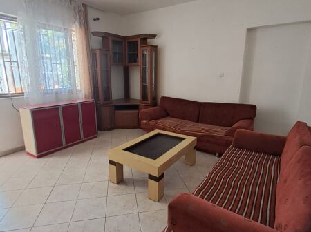 Jepet me qira shtëpi private 1+1 në zonën e Ish-Uzinës së Autotraktorëve (Shkozë) 300 Mije Leke