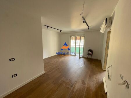 AFFITTASI APPARTAMENTO 1+1 "PRESSO AIR ALBANIA" 1000 EURO
