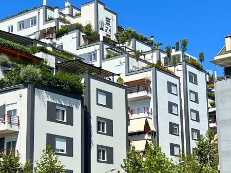 Apartament 2+1 me Verandë dhe Oborr Privat – Liqeni i Thatë, Tiranë