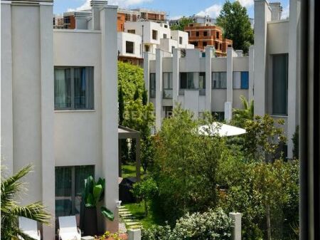 VILË LUKSOZE ME QIRA NË GREEN VALLEY – LIQENI I THATË
