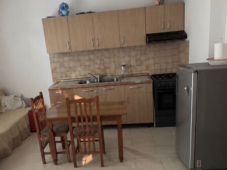 Xhamllik jepet me qera apartament 1+1 ne pallat rruge kryesore, rruga Xhanfize Keko!