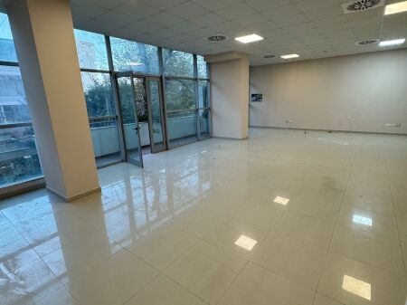 Ambjent biznesi me qira prane pallatit te sportit Durrës