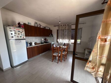 Affittasi Appartamento 1+1 nella zona di Zogu te Zi, via Hysni Gerbolli vicino a Kryqi i Kuq 420 mila lek vecchi