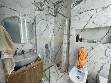 AFFITTASI APPARTAMENTO MODERNO 3+1+2 CON VERANDA – EMERALD CENTER, VIA 5 MAGGIO