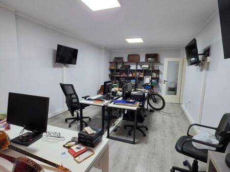 ● UFFICIO: 110 m² – 1° Piano Tecnico (📍Petro Nini - Piazza Willson) | 3 Ambienti di Lavoro 🌐 | 3 Climatizzatori | Completamente Arredato come UFFICIO 😲 €1.000 NETTI/Mese 🔥