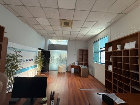 Locale per ufficio in Piazza Wilson!