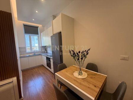 RRUGA E DURRESIT, APARTAMENT 2+1 PER QIRA !