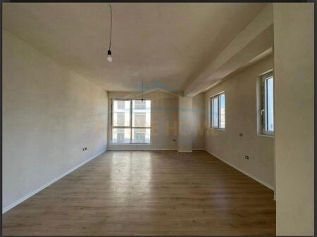 Shitet, Apartament 3+1+2, Bega 07, Komuna e Parisit.