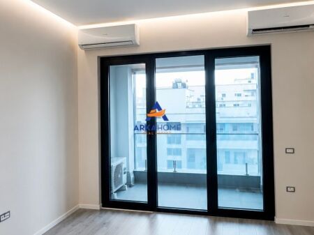 JEPET ZYRE ME QERA 130M2 "KOMPLEKSI SQUARE 21,RRUGA E KAVAJES" 1000 EURO