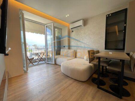 Apartamenti ndodhet në Kompleksin Aura, pranë Rrugës Dritan Hoxha, Laprakë.