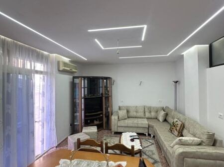 Apartamenti disponon 2 dhoma gjumi, 2 tualete, 1 ambjent ndenje, kuzhine dhe 1 ballkon, ndodhet ne katin 2 me ashensor.