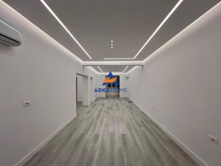JEPET AMBIENT PËR ZYRË ME QERA 80M2 "RRUGA E BARRIKADAVE" 1000 EURO