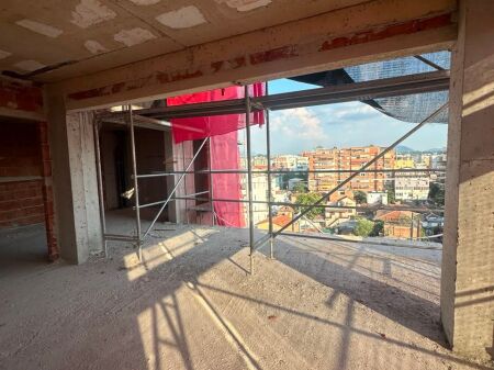 🏡 Shitet Apartament 1+1 pranë Shkollës së Kuqe