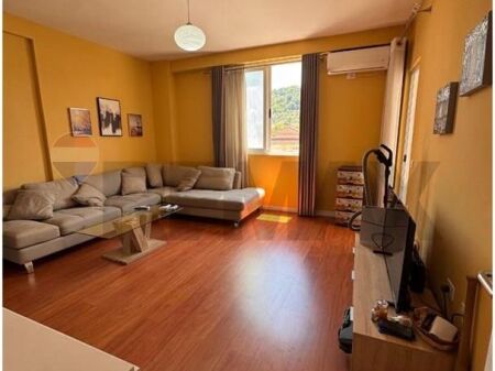 apartament 1+1 per qira tek Pallatet Cabej