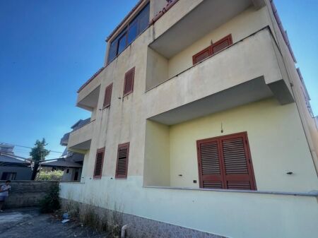 VILLA STATALE SU 3 PIANI NEL QUARTIERE 13 SPIAGGIA, DURRES