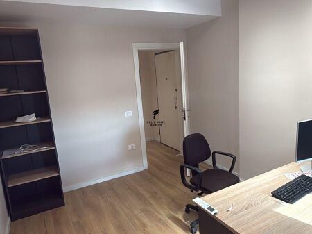 UFFICIO IN AFFITTO 85M2 EX PIAZZA AQUILA 70.000 LEKE FH-80489
