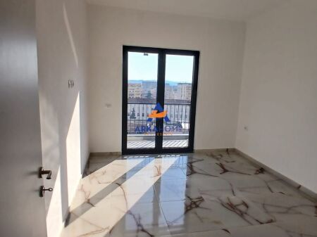 AFFITTASI APPARTAMENTO 3+1+VERANDA "VIA BARRICATA" 140.000 LEKE