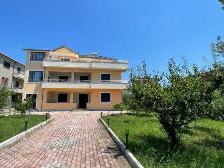 Vilë 3 kateshe 2+1+2 Me Qira në Plazh Hekurudha, Durrës