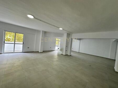 Locale commerciale di 950 m² in affitto in via Dritan Hoxha – Open Space!