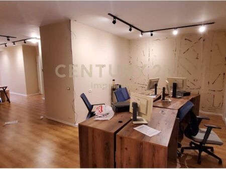 Apartament për Zyra me Qira në Komunën e Parisit – 4 Ambiente Pune!