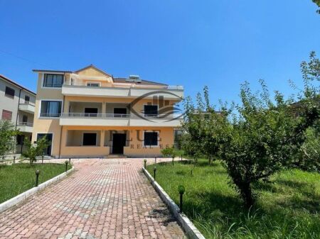 Vilë 3 kateshe 2+1+2 Me Qira në Plazh Hekurudha, Durrës!