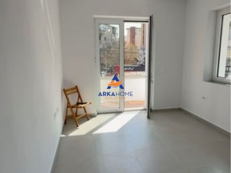 JEPET AMBIENT PËR ZYRË ME QERA 72M2 "RRUGA HYSEN DALLIU" 1000 EURO