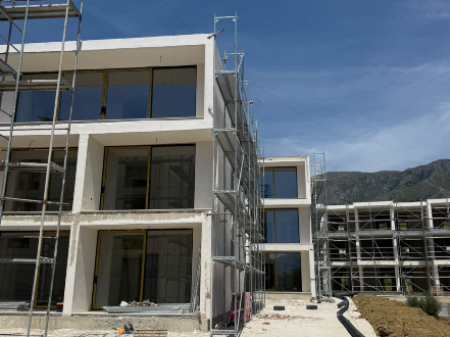 Shitet Apartament 1+1 në Orikum, Vlorë – Rreshti i Parë me Detin