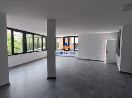 LOCALE COMMERCIALE IN AFFITTO 125M2 "VICINO AL VIAL BAJRAM CURRI, VICINO AL CARBURANTE KASTRATI" 100000 LEKE