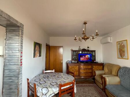 🏢Via Siri Kodra, vicino al Dispensario, si affitta appartamento 2+1, arredato. 60.000 Leke