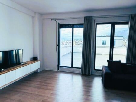  Shitet Apartament 3+1 me Verandë tek Rezidenca Erli 