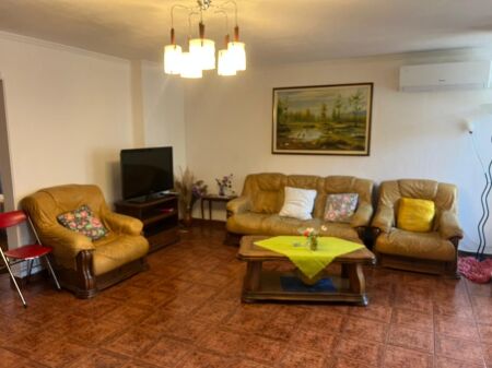 🏡 Jepet me Qira Apartament 2+1  📍 Vendndodhja: Zogu i Zi, pranë Farmacisë Natë e Ditë💰 Çmimi: 65,000 Lekë/Muaj
