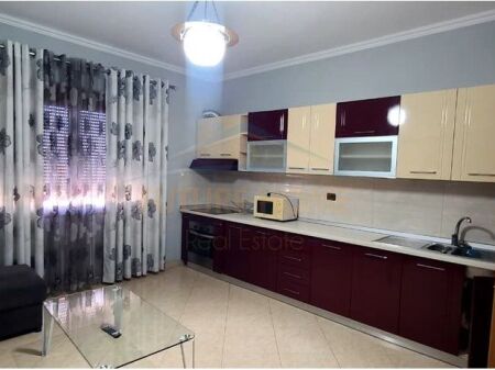 Jepet me qera apartament 2+1 ne rrugen Jordan Misja