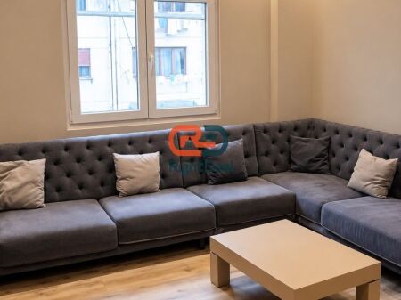 Prane 21 Dhjetorit, Shitet Apartament 2+1, Me Planimetri Te Rregullt Dhe Hapesira Te Bollshme !!