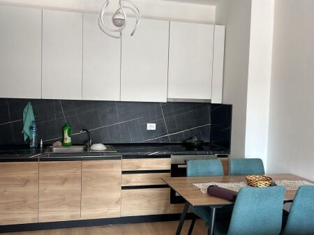 Jepet me qera Apartament 1+1 te Oasis Residence prane pallatit te Eglos Astir