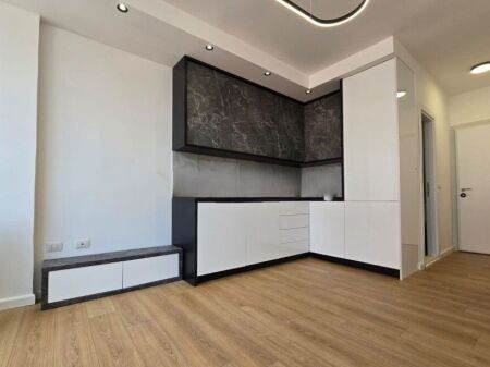 Mbikalimi i Komunes se Parisit. Apartament Studio Per Qera