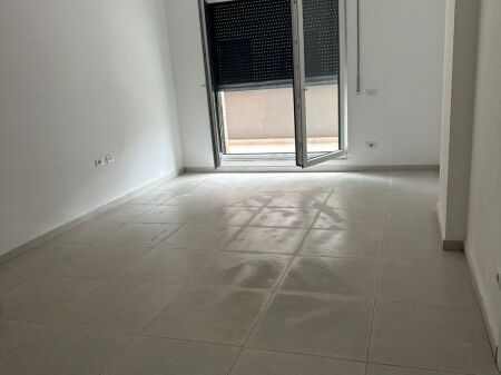  Jepet me Qira Zyrë 3 Ambiente Pune – Bulevardi i Ri, Paskuqan 